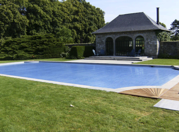 Zwembadrenovatie: tijd voor een nieuw zwembadrolluik